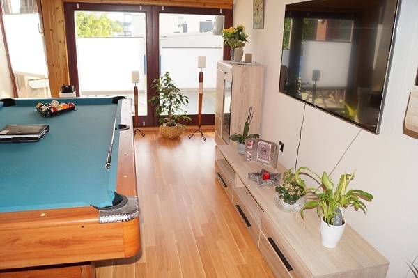 Wohnzimmer mit bodentiefen Fenstern Maisonettewohnung Cuxhaven