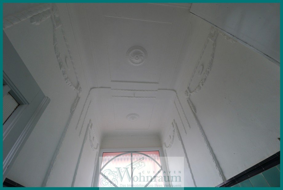 Stuck verzierte Decke im Hauseingangsbereich Etagenwohnung Cuxhaven