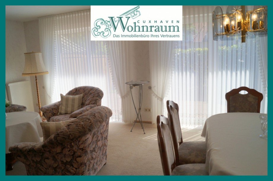 gro�es helles Wohnzimmer mit bodentiefen Fenstern Reihenmittelhaus Cuxhaven / Groden