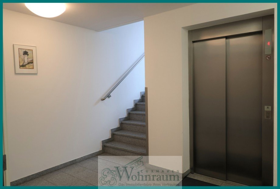 Treppenhaus mit Fahrstuhl Etagenwohnung Cuxhaven