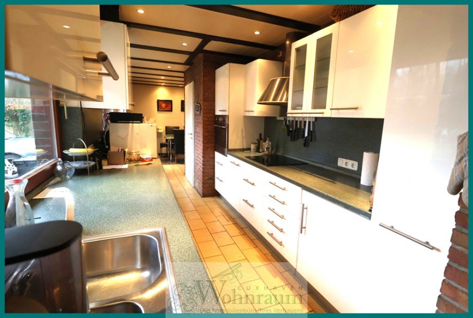 K�che mit Blick in den Garten Einfamilienhaus Cuxhaven / Sahlenburg