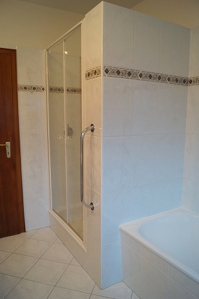 Badezimmer mit Dusche und Badewanne Etagenwohnung Cuxhaven