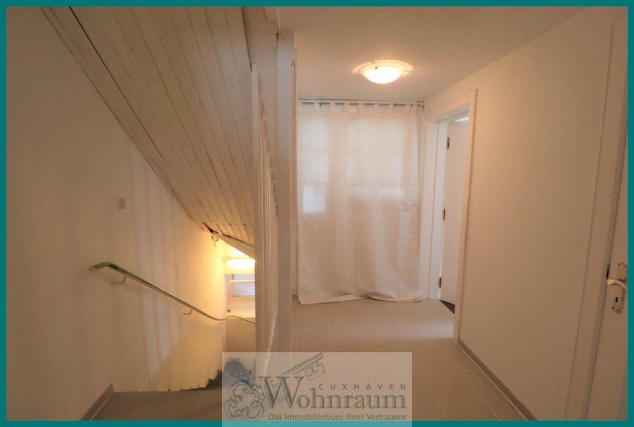 Flur mit Zugang zum Keller Zweifamilienhaus Cuxhaven