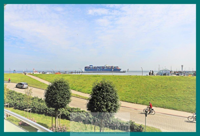 Blick vom Balkon Cuxhaven Maisonettewohnung Das Wasser und die Schiffe zum Greifen nah.