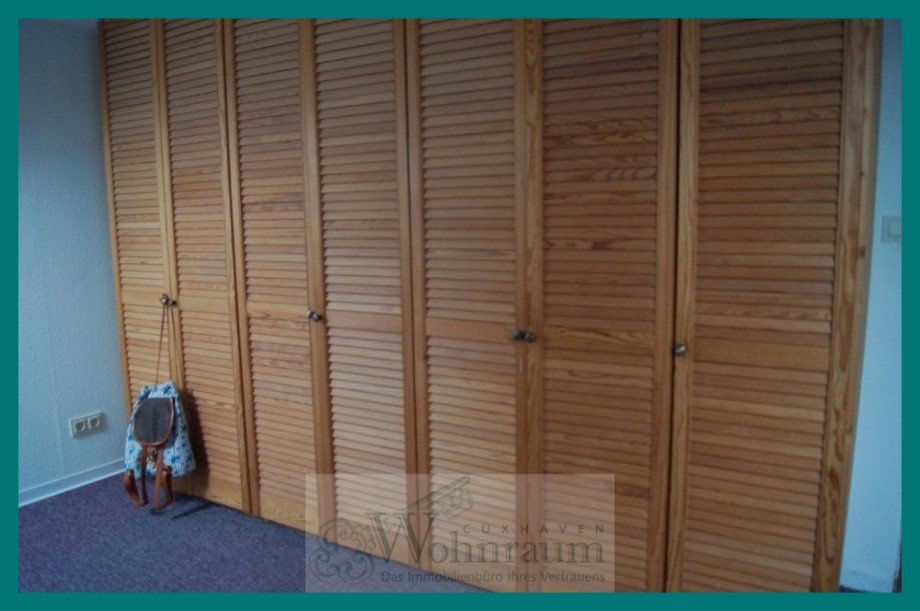 Zimmer mit Einbauschrank Dachgeschosswohnung Cuxhaven