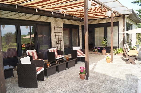 S�dausrichtung - �berdachte Terrasse Einfamilienhaus Balje