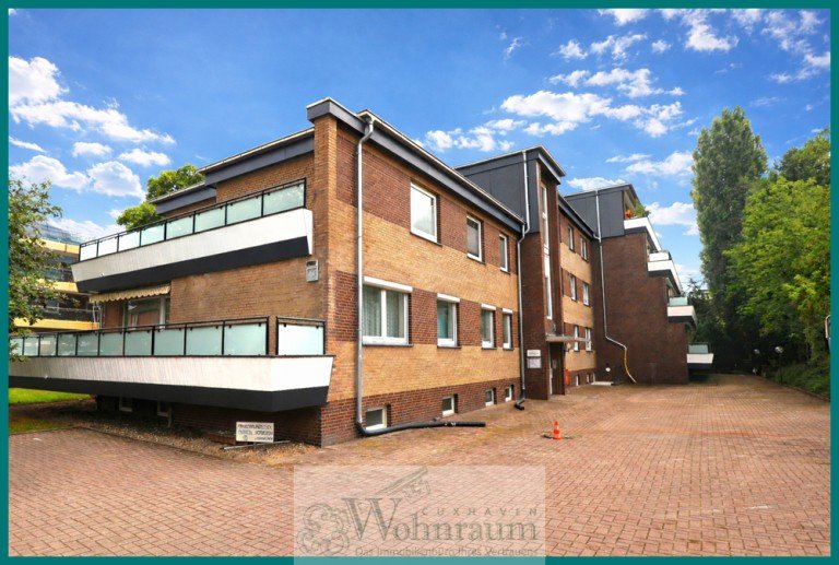 Hausansicht mit Blick auf den Kfz-Stellplatz Cuxhaven Erdgeschosswohnung Zentrale 3-Zimmer-Wohnung mit sonnigem Westbalkon