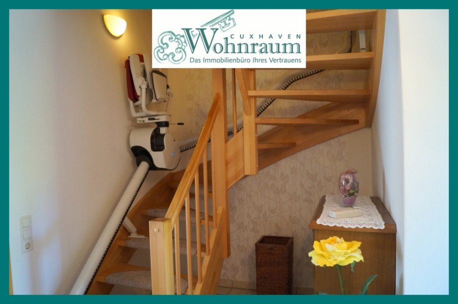 Holztreppe mit Lift Reihenmittelhaus Cuxhaven / Groden